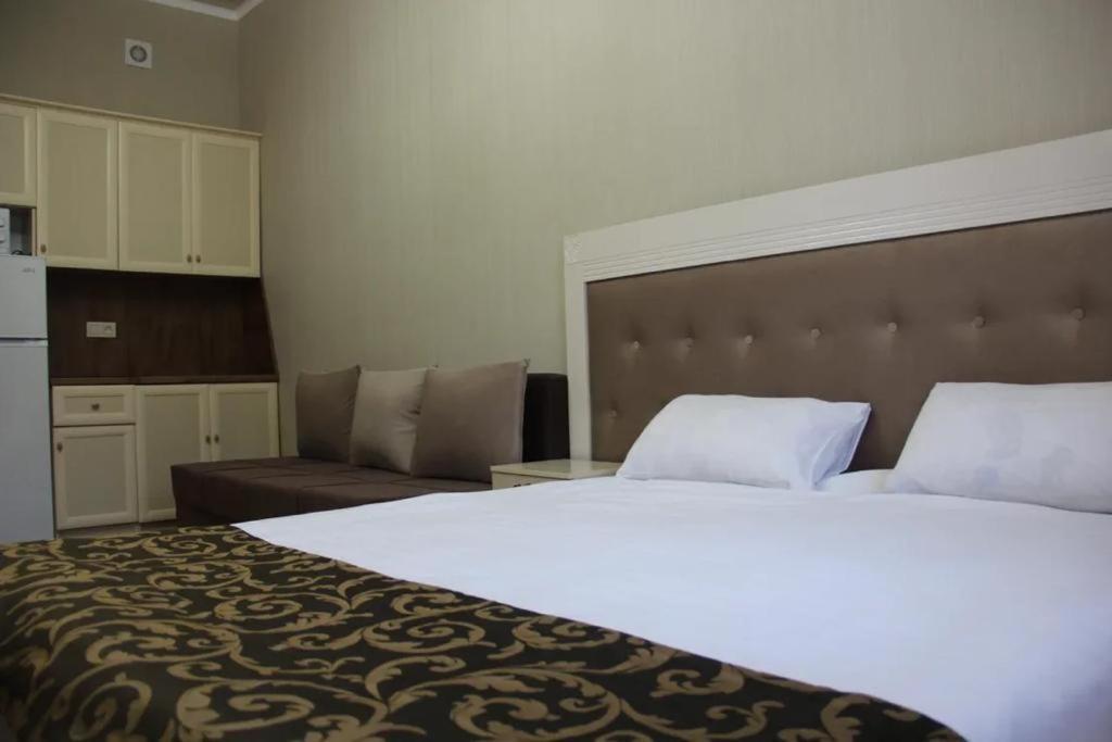 Gold Boutique Hotel Alma-Ata Buitenkant foto