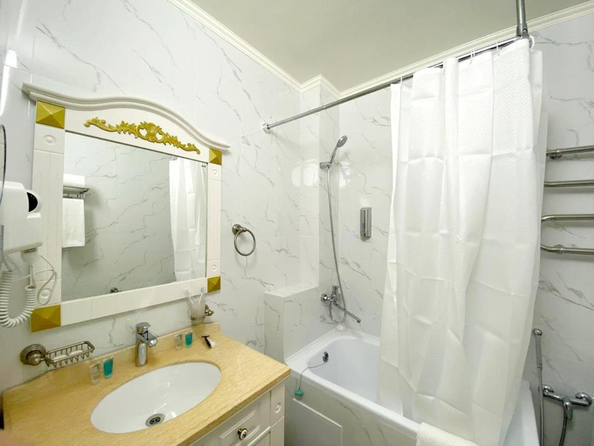 Gold Boutique Hotel Alma-Ata Buitenkant foto